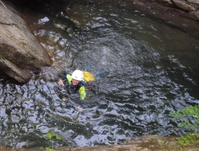  Der Kleine testet die Schlucht 